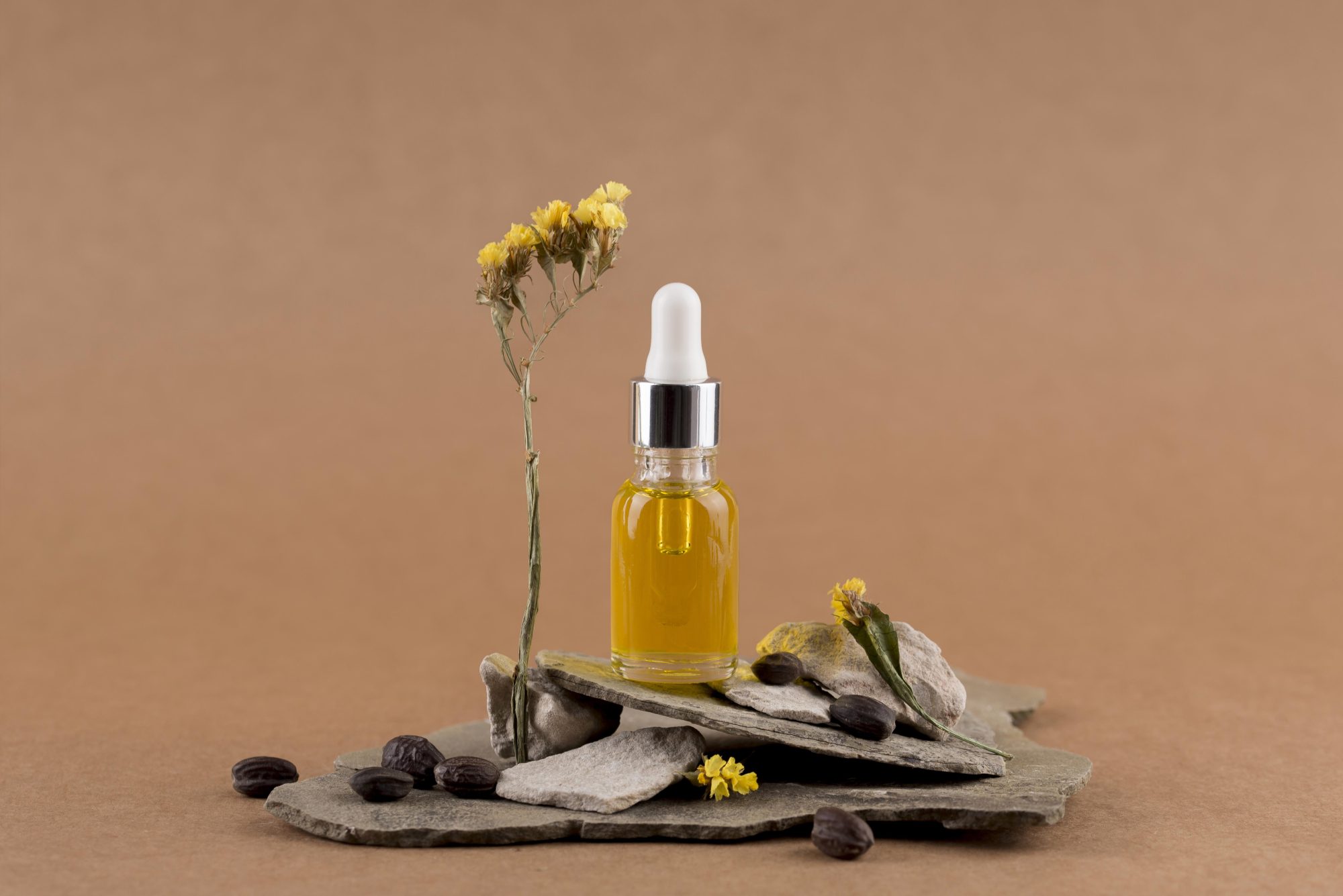 Aceite natural en frasco con gotero y flores silvestres