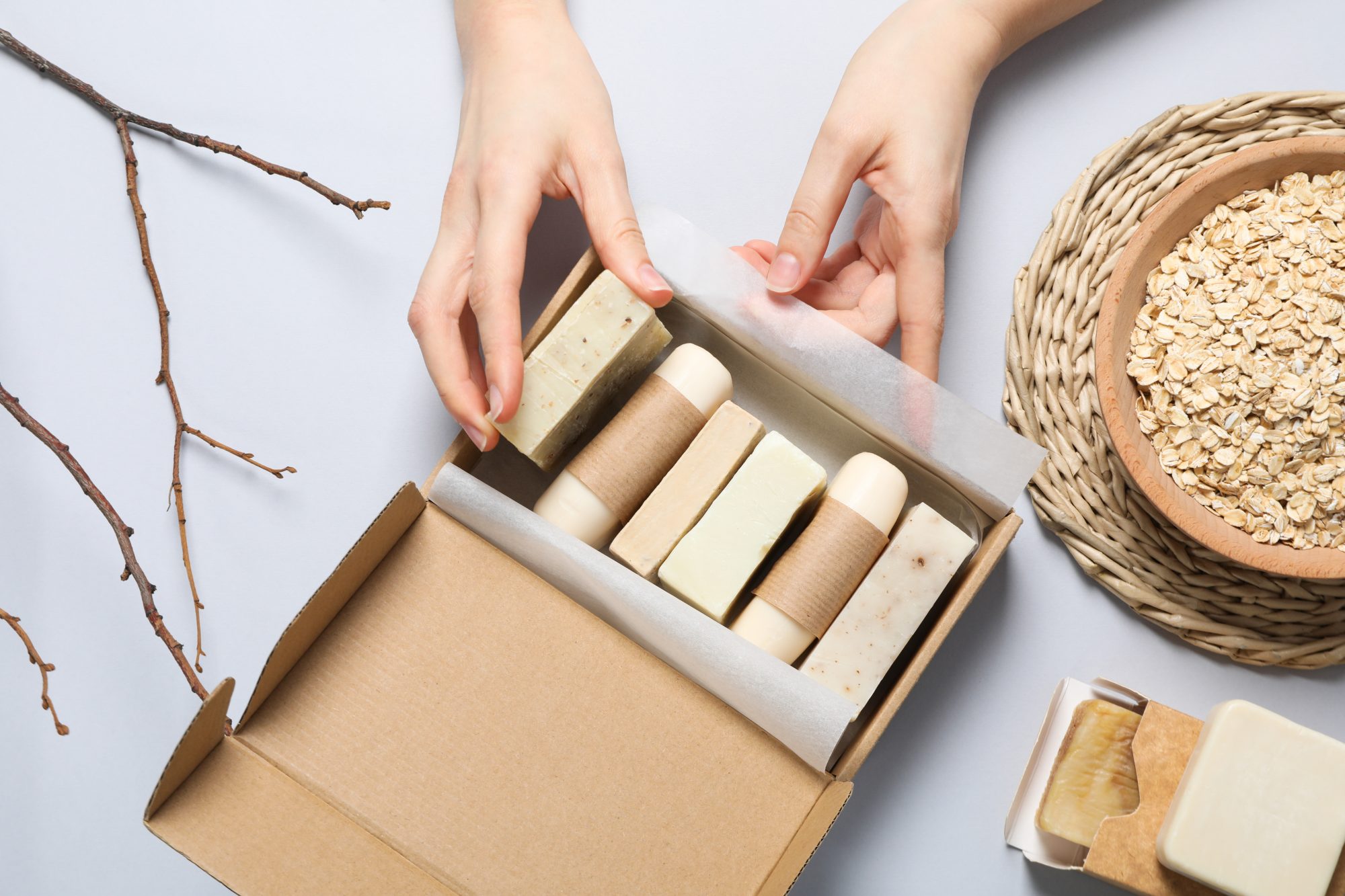 Jabones artesanales empacados en caja kraft
