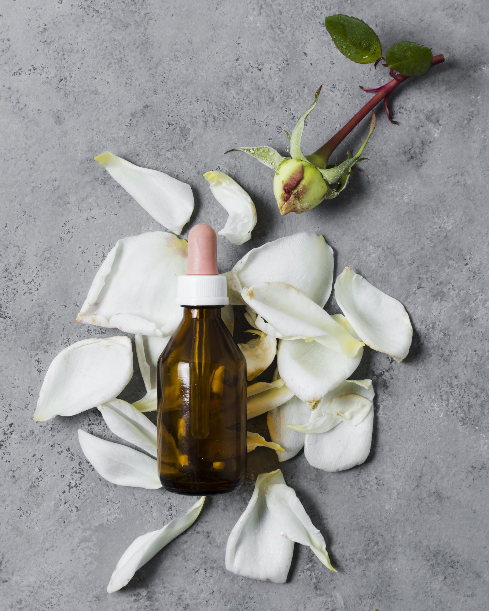 Aceite natural entre pétalos blancos
