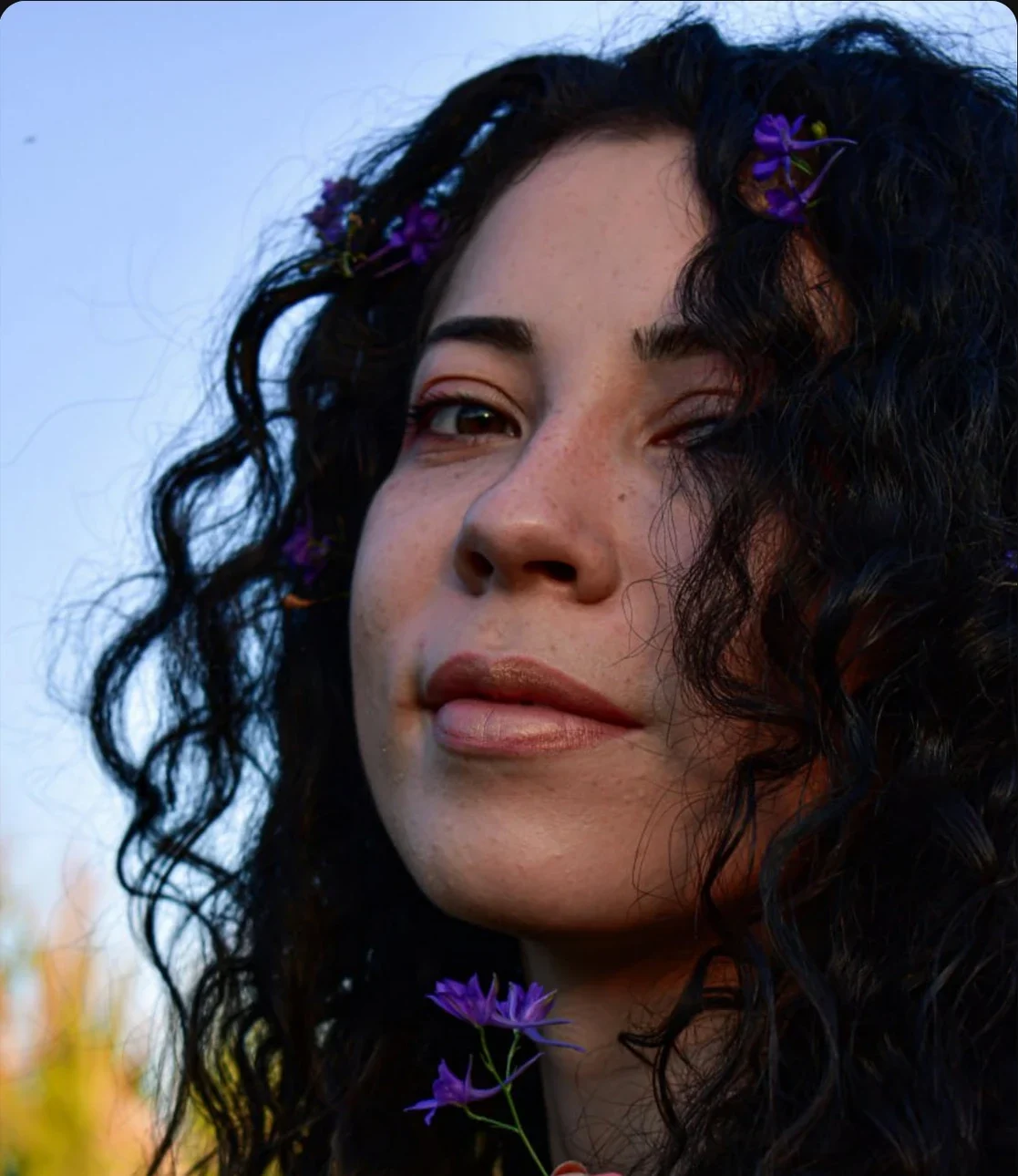 Mujer con flores silvestres - AdAnna